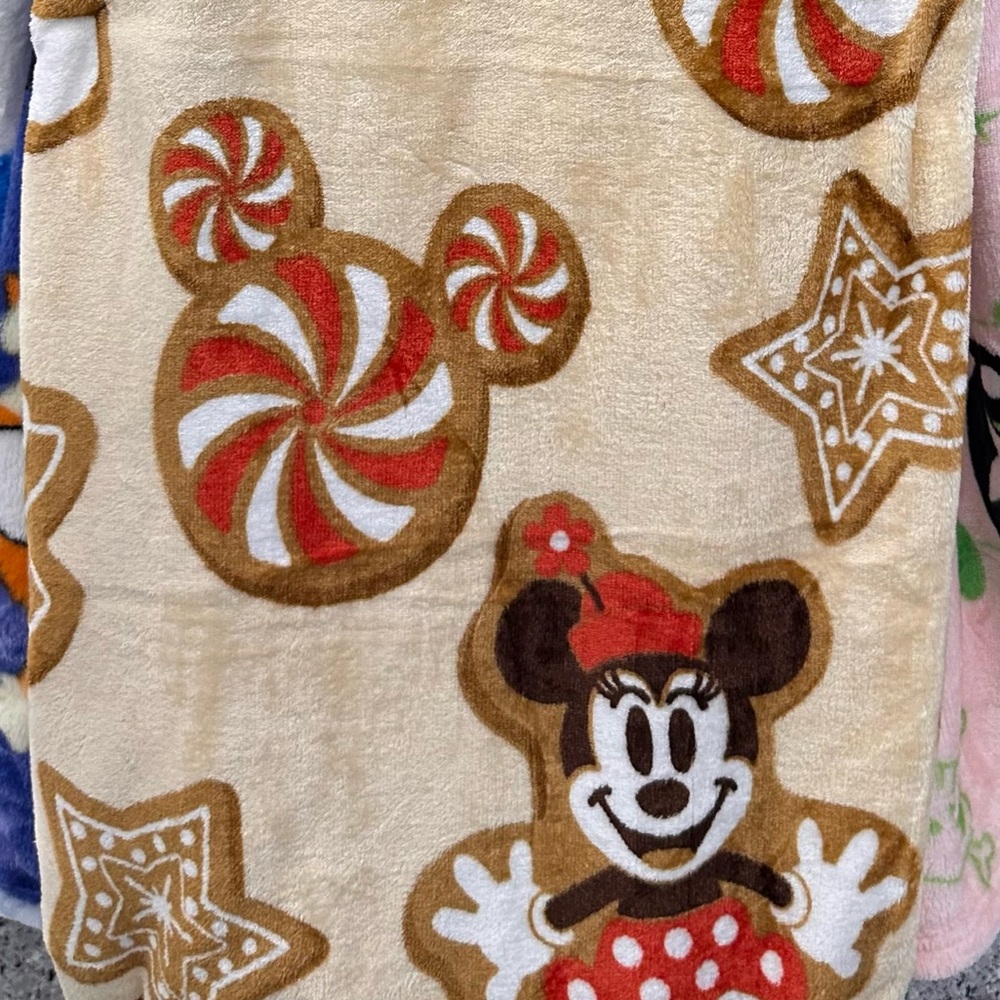 Disney Christmas Minnie Mouse Throw 🎄✨ #disneychristmas #disney